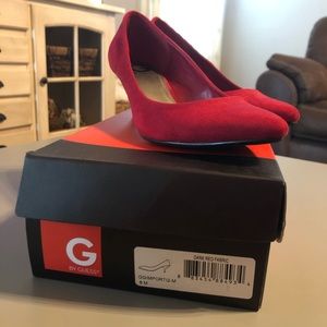 GUESS red pumps